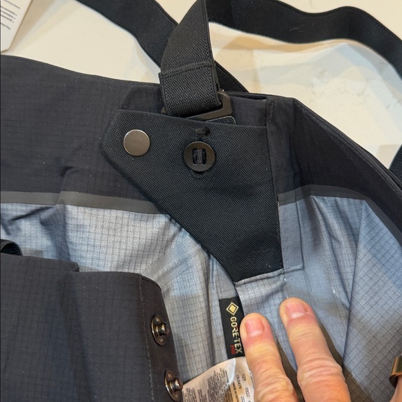 🎿Mountain Hardwear Gore-Tex Pro Pants. For your winter weather activities.
⛷️🏂 - Picture 14 of 16
